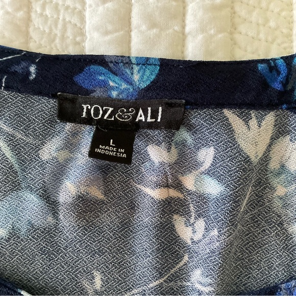 ROZ & ALI, Floral Navy Blue blouse, SIZE: L - Picture 11 of 12